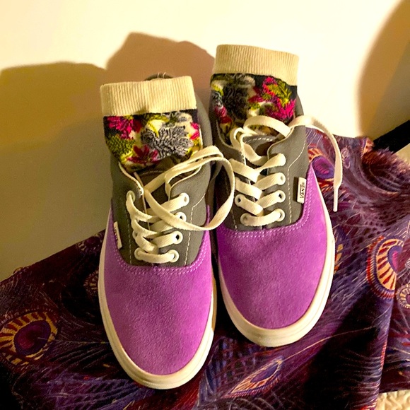 Vans “Off the Wall” ladies, as well as mens sneakers. 6.5 for woman, 5 for men. - Picture 2 of 8